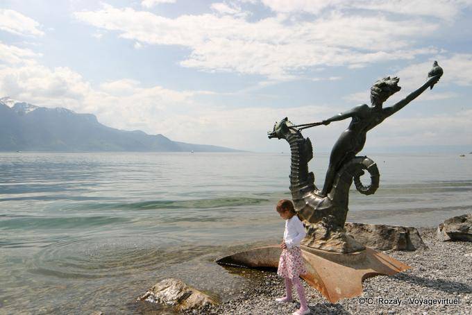 La petite fille devant la sculpture d'Édouard-Marcel Sandoz, symbole de Vevey - Suisse