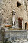 Fontaine, Château de Chillon, Montreux, Suisse.