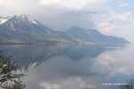 Nuages se mirant dans le lac Léman, Suisse.