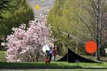 Martigny, fondation Gianadda, les enfants sous le mobile d'Alexander Calder, Suisse.