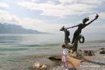 La petite fille devant la sculpture d'Édouard-Marcel Sandoz, symbole de Vevey, Suisse.