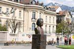 Buste en bronze de Mihai Eminescu, oeuvre d'Andreia Bové Nastasescu, Vevey, Suisse.