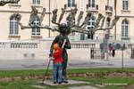 Le gamin et la statue de Charlie Chaplin, Vevey, Suisse.