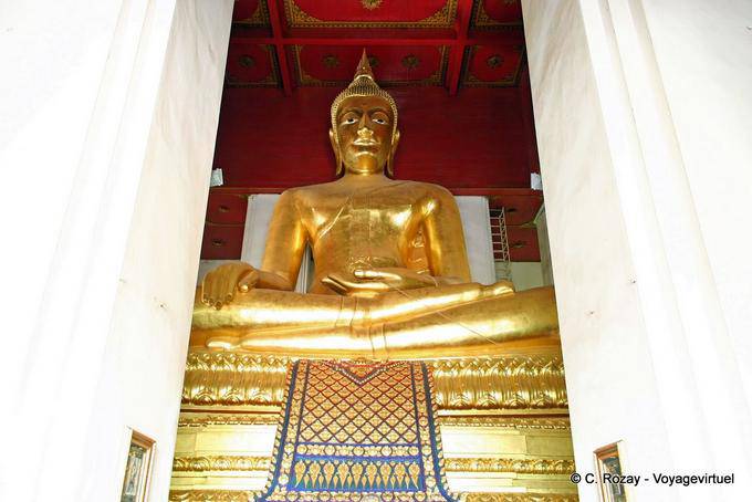 Le principal Bouddha en posture classique de soumettre le Mara, Wat Phanan Choeng, Ayutthaya - Thaïlande
