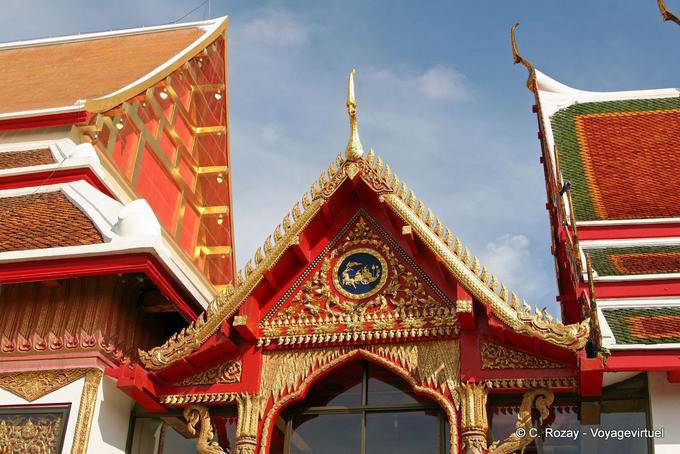 Décoration extérieure et Chofa représentant la tête de garuda, Wat Phanan Choeng, Ayutthaya - Thaïlande