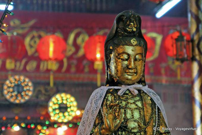 Dans le sanctuaire chinois de Lady Soi Dok Mak, Wat Phanan Choeng, Ayutthaya - Thaïlande