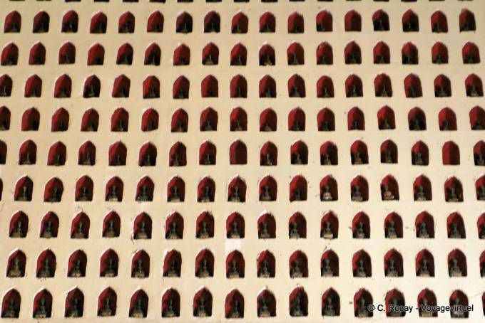 Niches aux dix mille bouddhas, Wat Phanan Choeng, Ayutthaya - Thaïlande