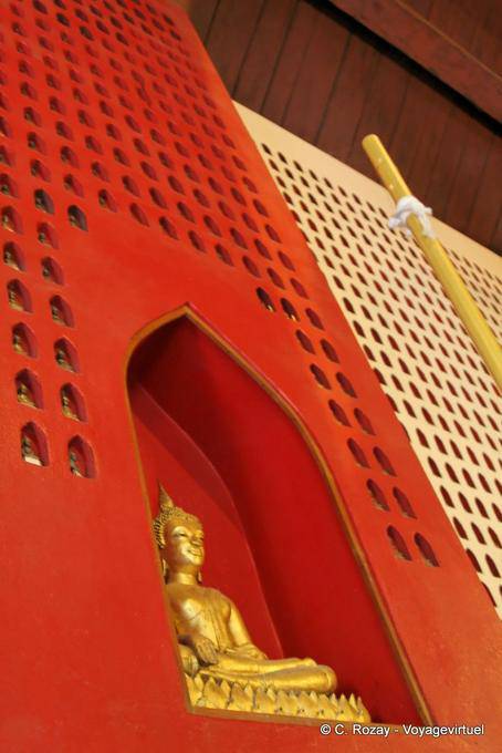 A l'intérieur du mur du Vihara, Wat Phanan Choeng, Ayutthaya - Thaïlande