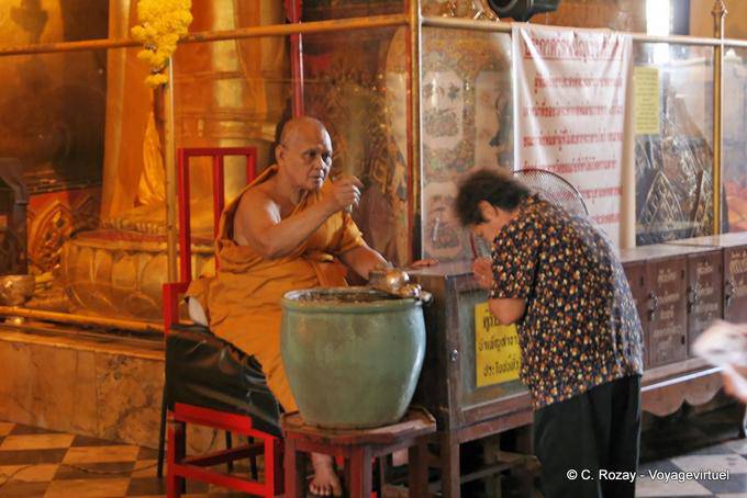 Bénédiction du moine, Wat Phanan Choeng, Ayutthaya - Thaïlande