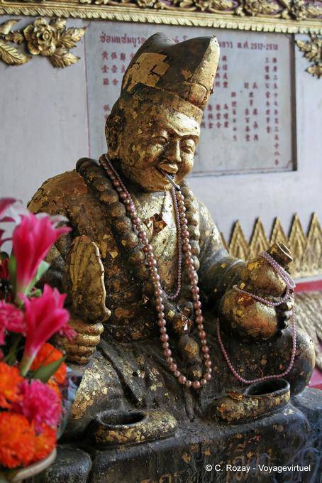 Rigolard à la clope, Wat Phanan Choeng, Ayutthaya - Thaïlande