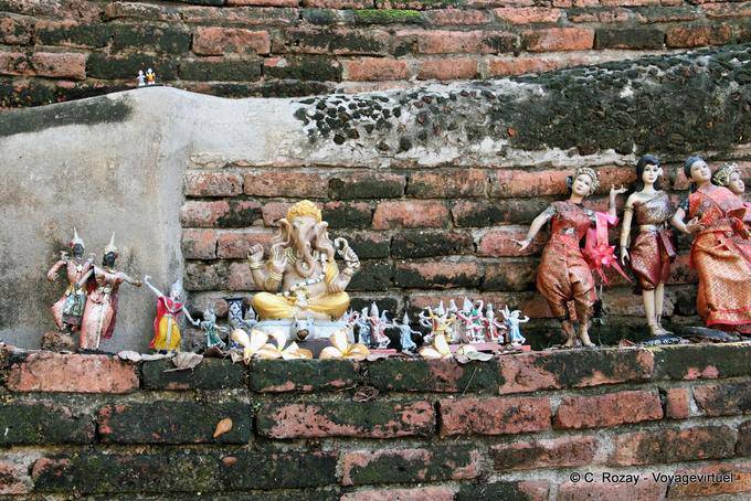 Figurines sur un mur, Wat Phra Sri Samphet, Ayutthaya - Thaïlande