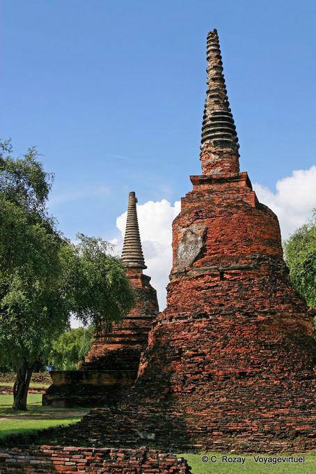 Petits chedis abimés, Wat Phra Sri Samphet, Ayutthaya - Thaïlande