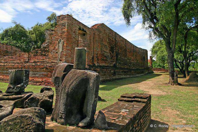Pièces d'une sculpture cassée, Wat Raj Burana, Ayutthaya - Thaïlande