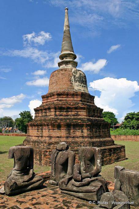 Statues assises devant chedi, Wat Raj Burana, Ayutthaya - Thaïlande