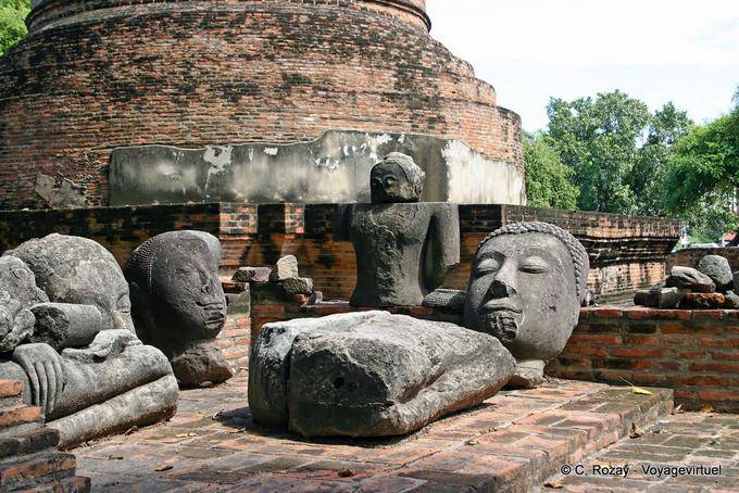 Sculptures en morceaux, Wat Raj Burana, Ayutthaya - Thaïlande