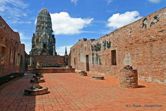 Intérieur de l’Ubosot et Prang (Wat Ratchaburana), Wat Raj Burana, Ayutthaya - Thaïlande