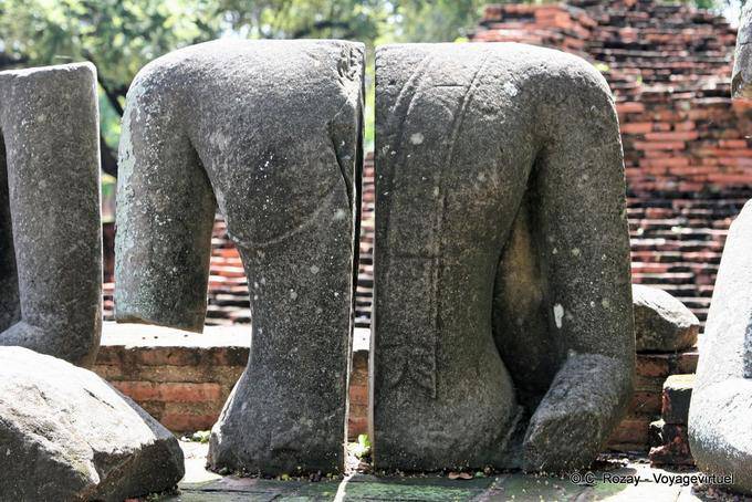 Ayutthaya, Wat Raj Burana, buste coupé en deux - Thaïlande