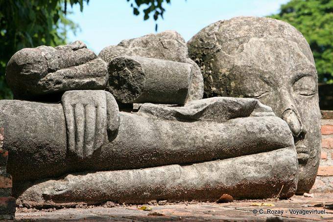 Statue en morceaux, Wat Raj Burana, Ayutthaya - Thaïlande