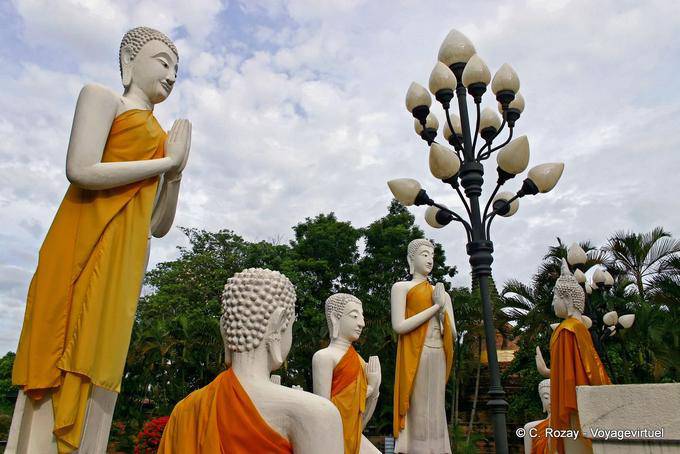 Dévotion et lampadaire, Wat Yai Chai Mongkol, Ayutthaya - Thaïlande