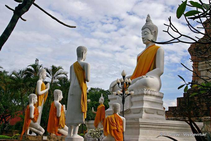 Statues en groupe de prière, Wat Yai Chai Mongkol, Ayutthaya - Thaïlande