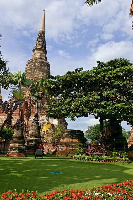 Grand chedi vu depuis jardin, Wat Yai Chai Mongkol, Ayutthaya - Thaïlande