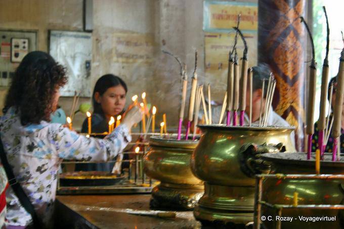 Bougies et encens de prière, Wat Yai Chai Mongkol, Ayutthaya - Thaïlande