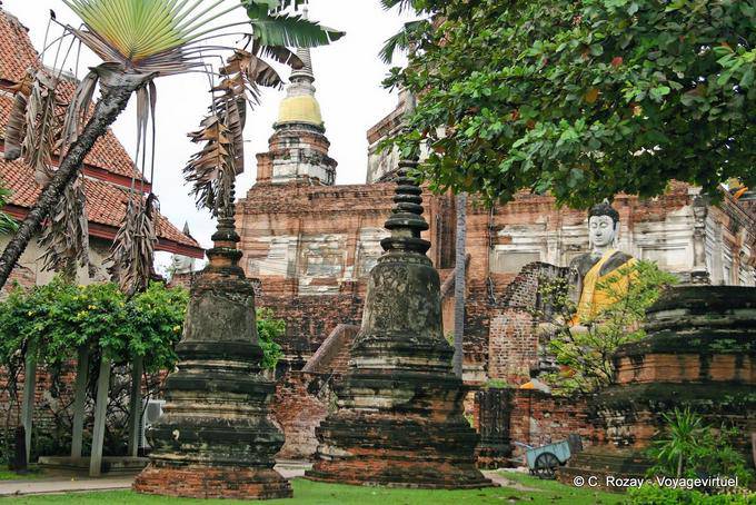 Mini chedis dans le jardin, Wat Yai Chai Mongkol, Ayutthaya - Thaïlande