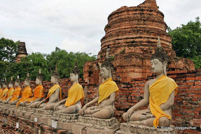 Rangée de bouddhas en Bhumisparsa, Wat Yai Chai Mongkol, Ayutthaya - Thaïlande