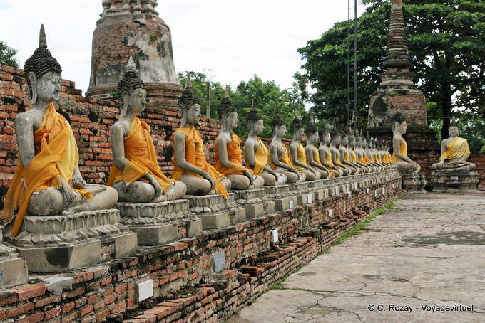Alignement de bouddhas assis, Wat Yai Chai Mongkol, Ayutthaya - Thaïlande
