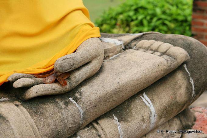 Main fleurie sur pied de bouddha, Wat Yai Chai Mongkol, Ayutthaya - Thaïlande