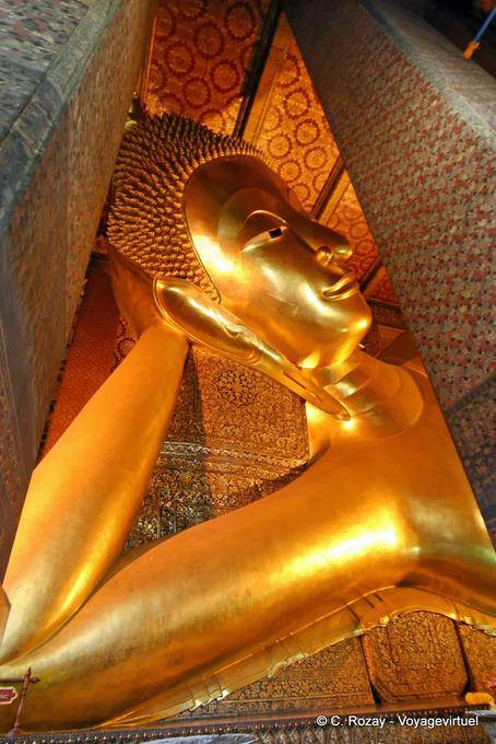 La tête d'un Bouddha couché, autre vue, Wat Pho, Bangkok - Thaïlande