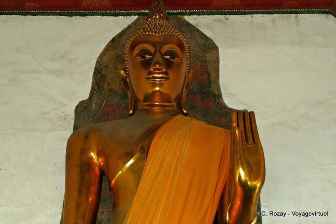 Gros-plan sur bouddha Phra Puttha Loknat Sasadajan, Wat Pho, Bangkok - Thaïlande