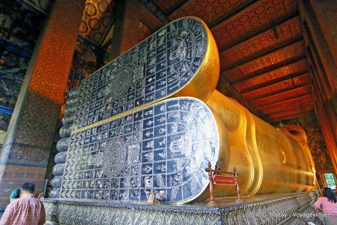 Pieds du bouddha couché avec des sandales incrustées de 108 signes en nacre de bons augures, Wat Pho, Bangkok - Thaïlande