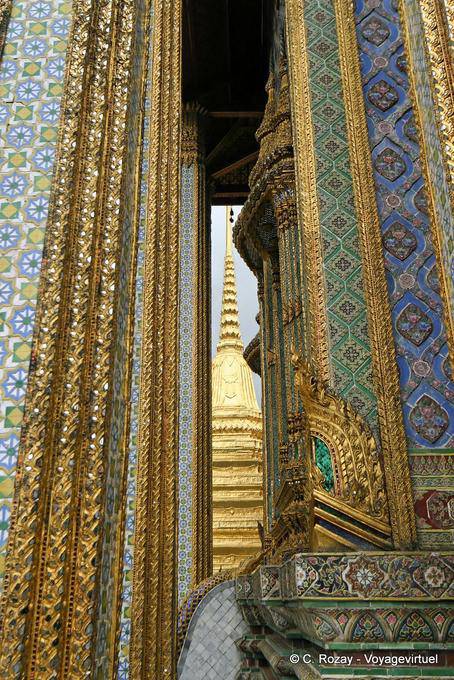 Détail de la riche décoration, Wat Phra Kaeo, Bangkok - Thaïlande