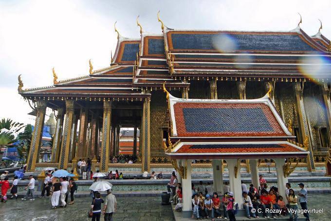 L'avant du Prasat Phra Thep Bidorn, Wat Phra Kaeo, Bangkok - Thaïlande