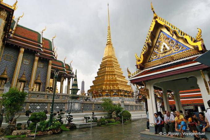 Le Golden Chedi sous la pluie, Wat Phra Kaeo, Bangkok - Thaïlande