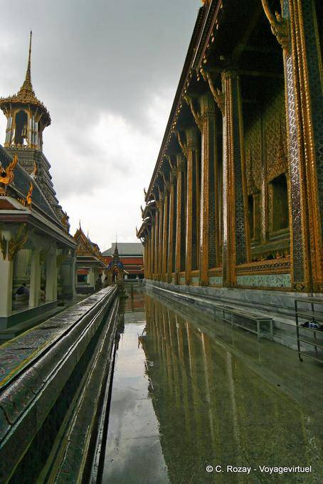 Sous la pluie, Wat Phra Kaeo, Bangkok - Thaïlande