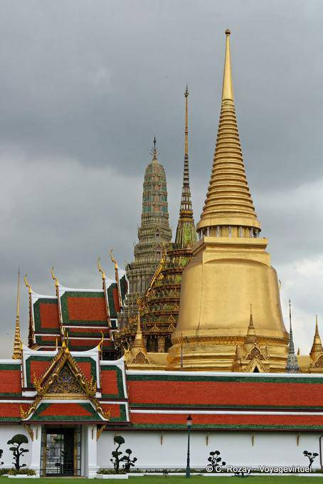 Trois architectures pointées vers le ciel, Wat Phra Kaeo, Bangkok - Thaïlande