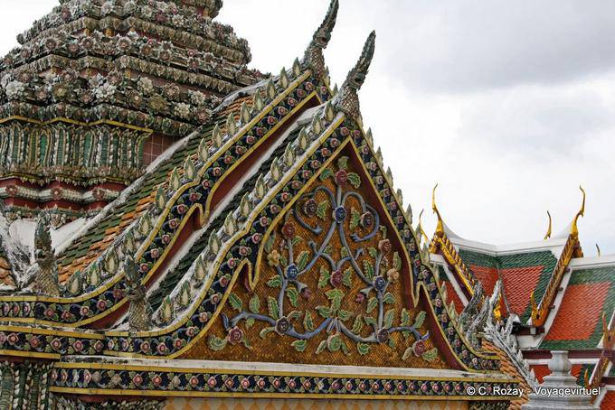 Toit du Phra Sawetkudakarn Viharn Yod, Wat Phra Kaeo, Bangkok - Thaïlande