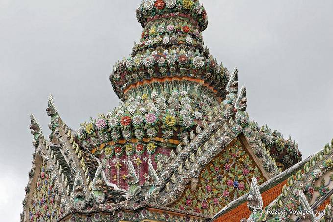 Haut du Phra Sawetkudakarn Viharn Yod, Wat Phra Kaeo, Bangkok - Thaïlande
