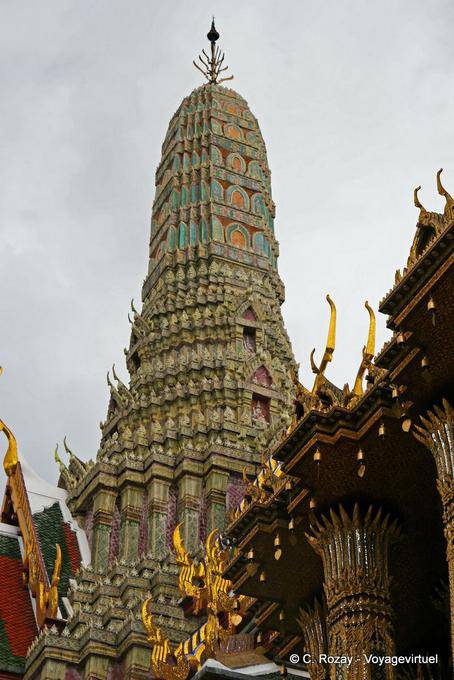Prang du Prasart Phra Thep Bidorn, Temple Phra Kaew, Bangkok - Thaïlande
