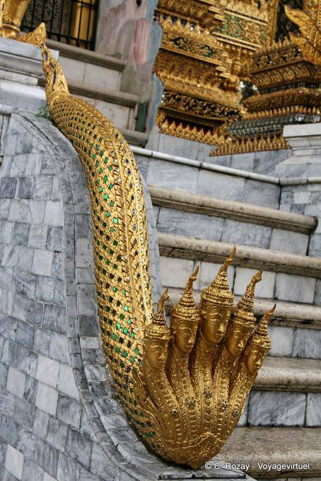 Naga-serpent à cinq têtes, Wat Phra Kaeo, Bangkok - Thaïlande