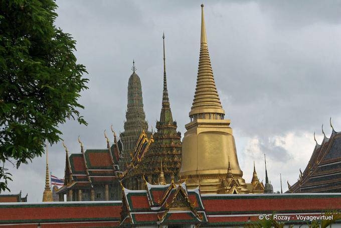 Stupas et prang en alignement, Wat Phra Kaeo, Bangkok - Thaïlande