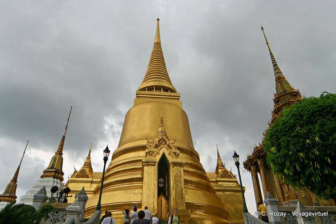 Panorama sur Phra Sri Rattana Chedi, style Sri Lankais, Wat Phra Kaeo, Bangkok - Thaïlande