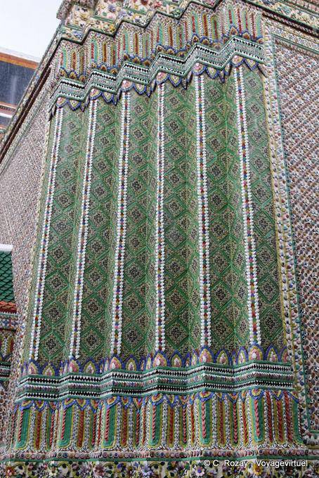 Gros-plan sur la décoration, angle de la Chapelle du Bouddha Gandhara, Wat Phra Kaeo, Bangkok - Thaïlande