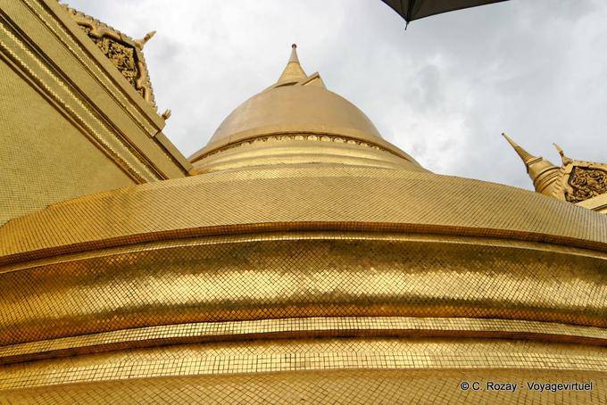 Gros-plan sur Phra Sri Ratana Chedi, Wat Phra Kaeo, Bangkok - Thaïlande
