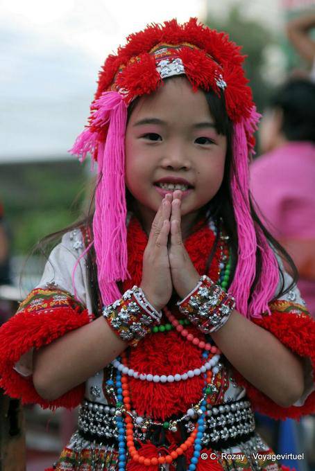 Petite fille en costume traditionnel, Chiang Mai - Thaïlande