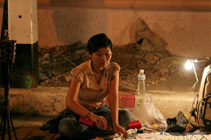 Artisane au marché de nuit, Chiang Mai - Thaïlande