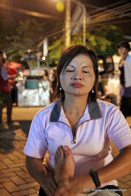 Masseuse thaïe en action, Chiang Mai - Thaïlande