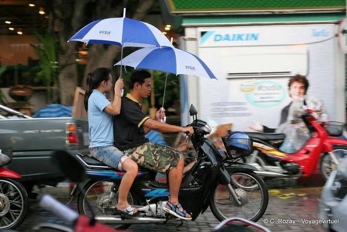Parapluies en moto, Chiang Mai - Thaïlande